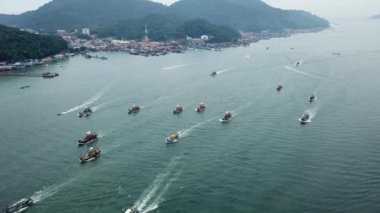 Balıkçı teknesi ve gemi Pangkor Adası 'nın etrafında dönüyor..