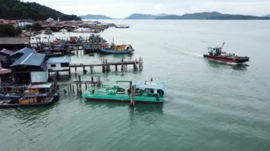 Denize yolculukta uçan balıkçı teknesi.