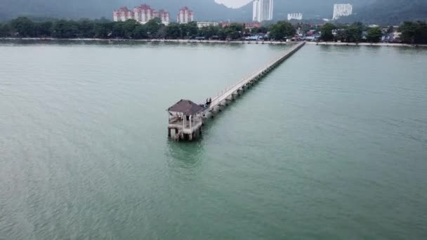 Vista aérea Bandeira da Malásia acenando no molhe Teluk Kumbar . — Vídeo de Stock