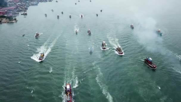 Сотня рыбацких лодок плывет по морю . — стоковое видео