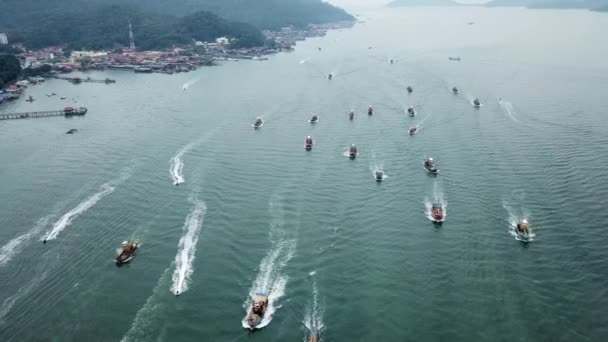 Hundred of fishing boats in procession celebrate sea goddess Mazu celebration. — Stock Video