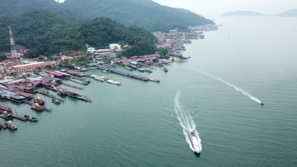 공중에서 바라본 배는 제트 탕 코르 섬 근처에서 출항 한다. — 비디오