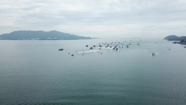 팡 코르 섬에서 수백 명의 제트 스키와 보트 행렬. — 비디오