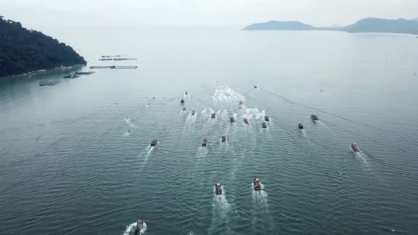 Seratus kapal berlayar bersama di laut pada hari berkabut. — Stok Video