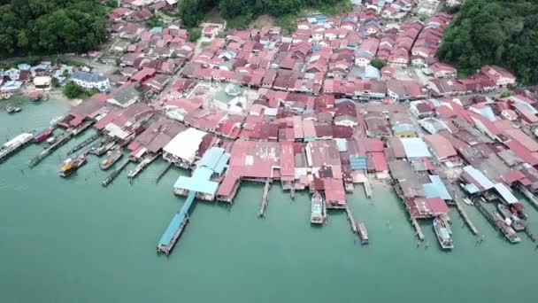 Vista aérea casa de madera pueblo de pescadores en la isla de Pangkor . — Vídeos de Stock