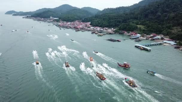 Bote de pesca y moto acuática llegan al embarcadero en la isla de Pangkor — Vídeo de stock
