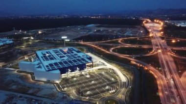 Açılıştan önce havadan bakıldığında İsveçli mobilya mağazası IKEA