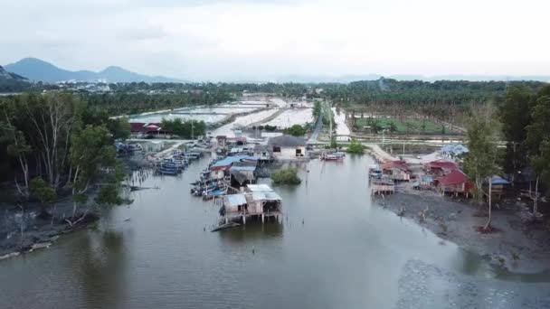 Vissersdorp Sungai Semilang met achtergrond viskwekerij — Stockvideo