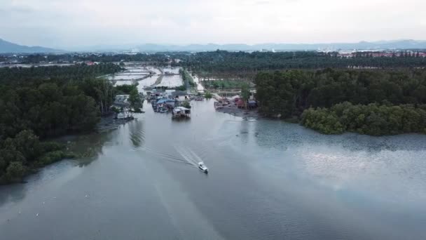 Ein Fischerboot auf dem Weg vom Fischerdorf aufs Meer — Stockvideo