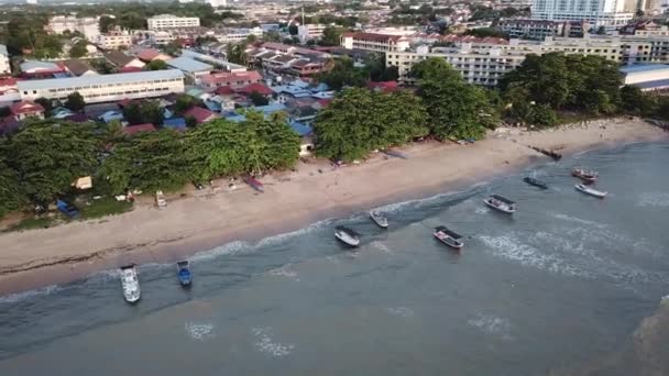 Luchtfoto Pantai Bersih kust en de behuizing. — Stockvideo