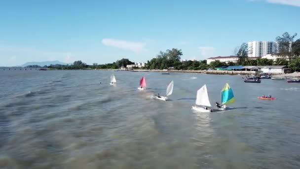 Pelatihan pandangan udara regatta dengan kayak di samping Pantai Bersih. — Stok Video