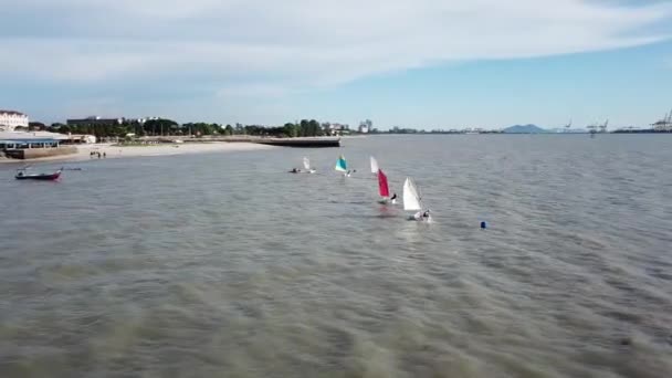 Träning yacht segling nära Pantai Ajam — Stockvideo