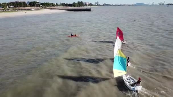 Kayak y el entrenamiento de vela yate . — Vídeo de stock