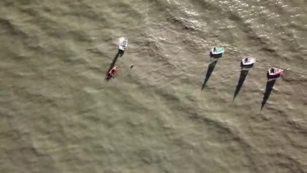 Kayak rojo y vela de yate en el mar . — Vídeos de Stock