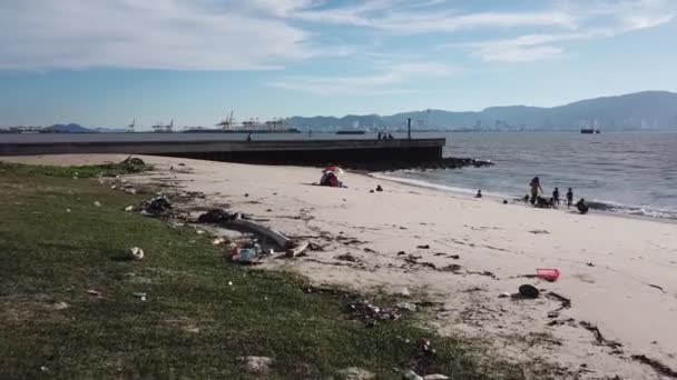 Odpad na moři odtéká na pláž během přílivu a odlivu.. — Stock video