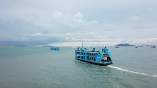Dois ferry azul se movem em direção diferente. Fundo é Penang Bridge . — Vídeo de Stock
