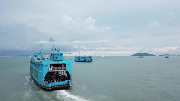 Aerial Rapid ferry llevar la vela de pasajeros en diferentes direcciones . — Vídeos de Stock