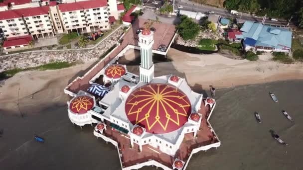 (Masjid Terapung)浮动清真寺外的顶视图模式. — 图库视频影像