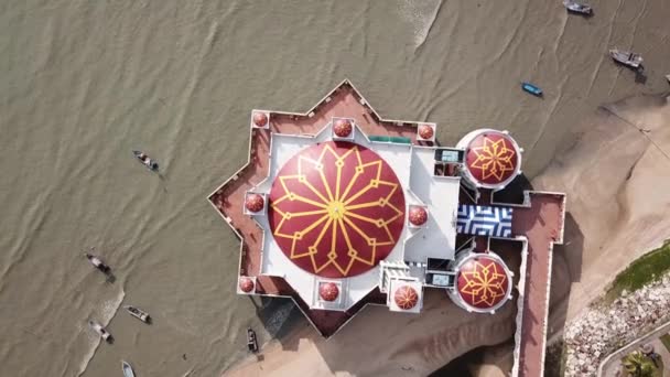 Плавающая мечеть с видом сверху вниз — стоковое видео
