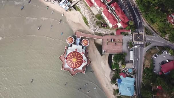 BIrd eye view Penang Floating Mosque with surrounding road traffic and boat. — Stock Video