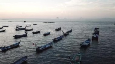 Arka planda üç küçük adası olan hava manzaralı Pulau Sayak.