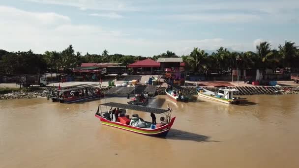 Rybak obraca się w kierunku łodzi na molo Kuala Muda. — Wideo stockowe