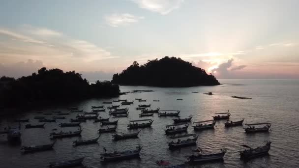 Barcos de vista aérea en Pulau Sayak con rayos de sol al fondo . — Vídeos de Stock