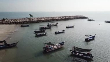 Tanjung Tokong 'daki rıhtımın yanındaki tekne parkında..