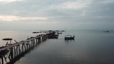 Hava manzaralı, yolculuktaki balıkçı tekneleri bulutlu bir sabahta denize açılır..