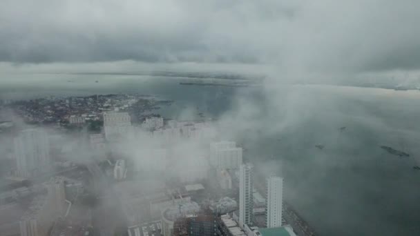 カルパル・シン・ドライブとトゥン・リム・チョン・ユー高速道路の上空の霧の雲. — ストック動画