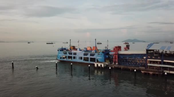 Llegada en coche Penang terminal de embarcadero — Vídeos de Stock