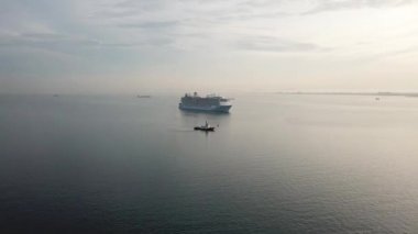 Bir römorkör içinde Deniz Spektrumu 'nu çekmeye hazırlanıyor.