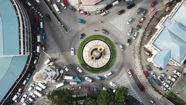 Aerial κοιτάζοντας κάτω βαριά κυκλοφορία με ταξί στο Light Street κυκλικό κόμβο — Αρχείο Βίντεο