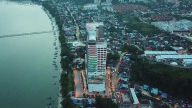 Geceleri renkli Lexis Suites Oteli.