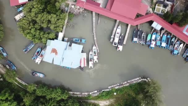Bateau de pêche aérien se déplacer à la rivière étroite . — Video