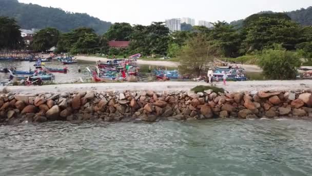 A Malays pakcik bring children walk near fishing village at Sungai Batu. — Stock Video