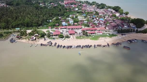 Aerial a boat leave the fishing jetty at Kuala Muda. — Stock Video