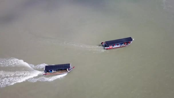 Рыбацкие лодки проплывают другие лодки с более быстрой скоростью круиза . — стоковое видео