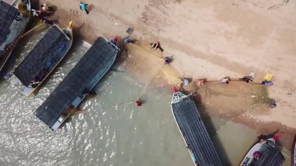 Madártávlatból halászok tisztítani a hálót a tengerparton. — Stock videók
