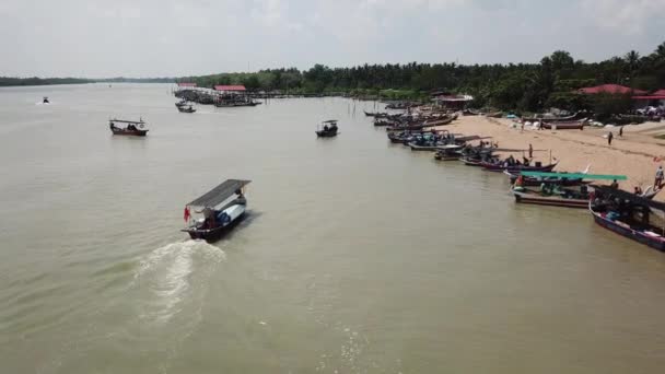 Aerial a boat arrive the jetty Kuala Muda. — Stock Video