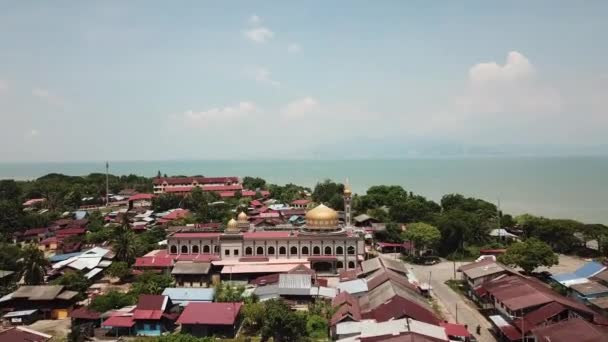 Luftaufnahme Kuala-Moschee mit umgebendem malaiischen Dorf. — Stockvideo