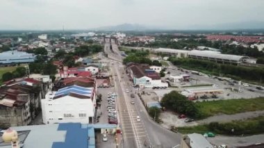 Hava manzaralı yol küçük bir kasaba ve arka plan tren istasyonu.