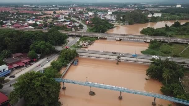 Widok z lotu ptaka stalowy most żelazny, autostrada federalna i kolejowa przez Sungai Kerian. — Wideo stockowe