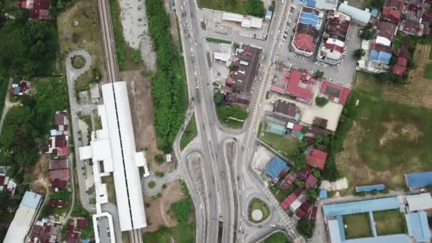 Bird eye view traffic enter the small town Nibong Tebal from federal highway. — Stock Video