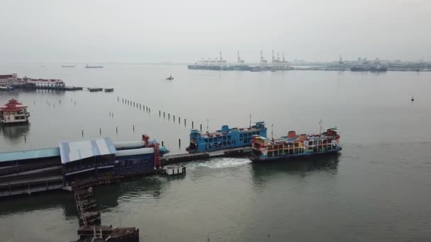 Aérien un départ de ferry, un autre arrive le terminal de jetée — Video