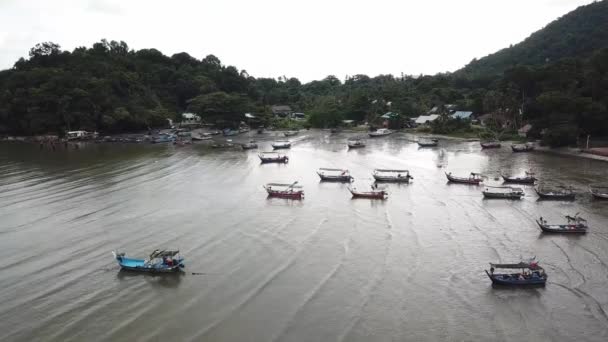 Os barcos de pesca estacionam em terra lamacenta em Teluk Kumbar vila piscatória . — Vídeo de Stock
