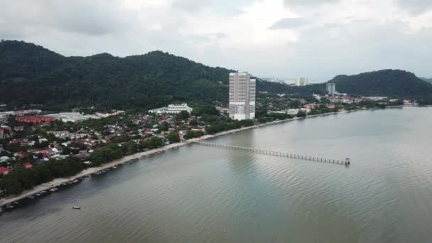 Luchtfoto Teluk Kumbar Bridge met Lexis Suite Hotel. — Stockvideo