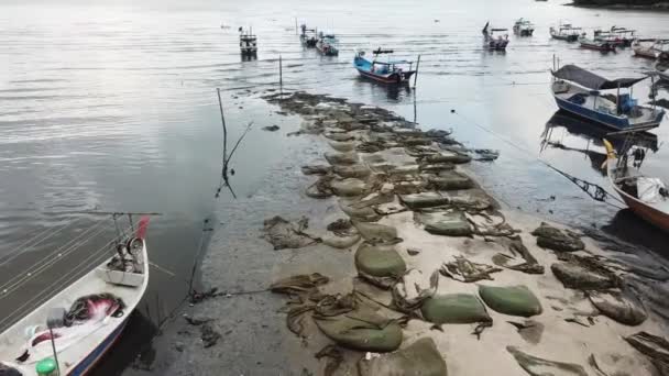 Saco enlameado aéreo na costa da aldeia de pescadores Teluk Kumbar . — Vídeo de Stock