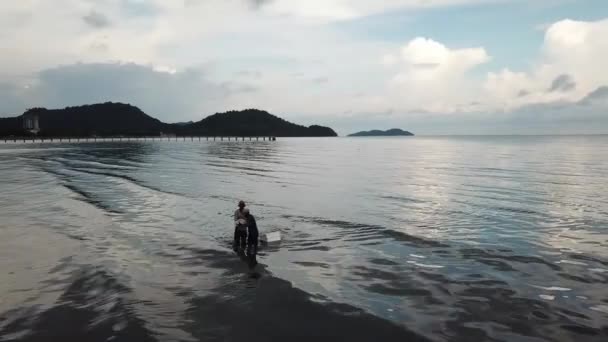 Rastreamento aéreo Malaios família pegar peixe com flutuante indo para casa . — Vídeo de Stock