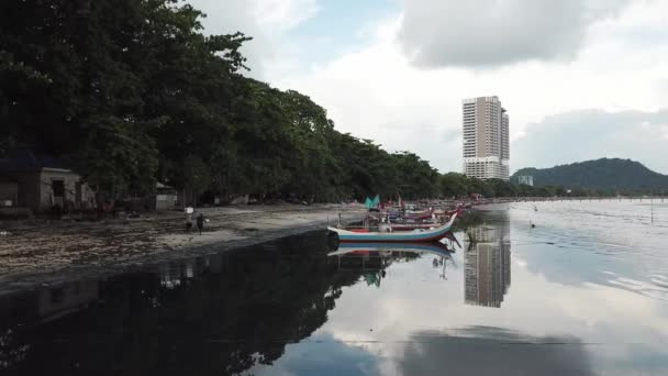 Pescadores voltando para casa com reflexo do Lexis Suite Hotel em segundo plano . — Vídeo de Stock